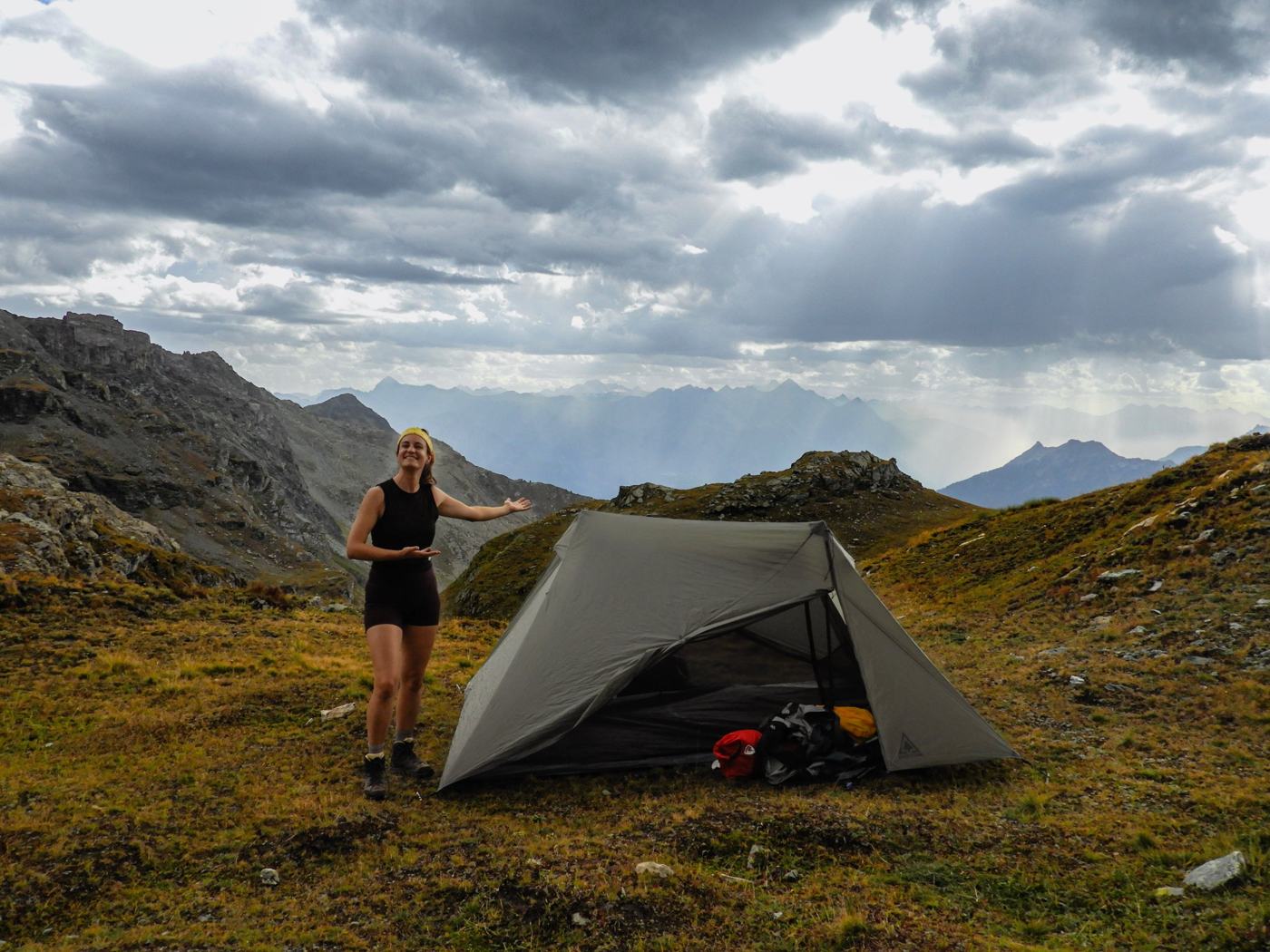 Tent op een bivakplek hoog in de bergen van de Aostavallei