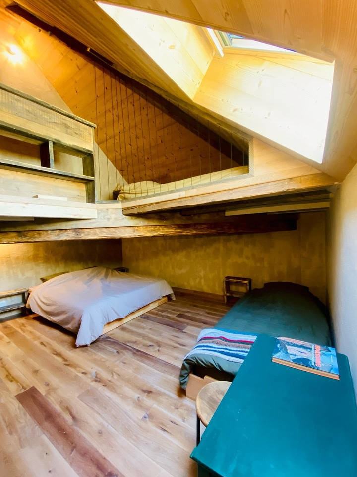 Slaapkamer onder het dak met dakraam in de gîte