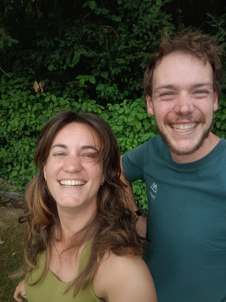 Pauline en Jarne, de begeleiders van het winterretreat, lachend in het groen