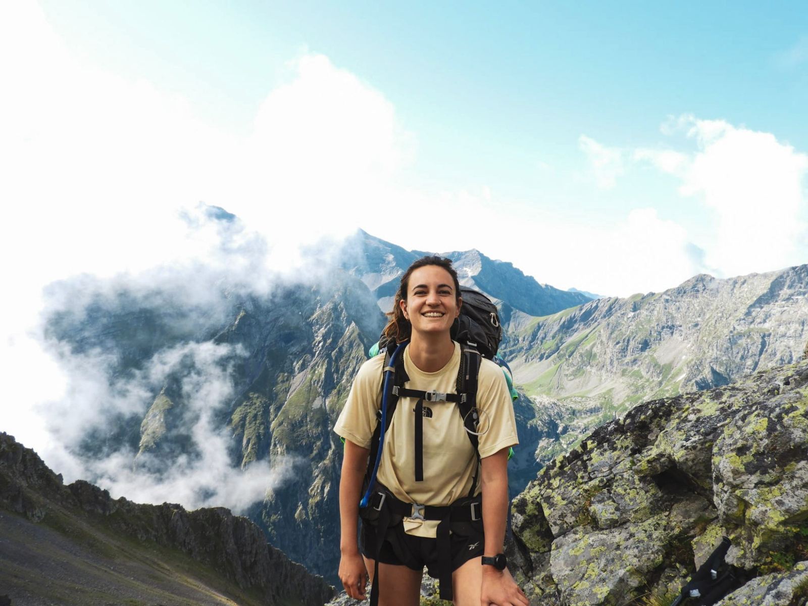 Pauline Lemahieu, oprichter van De Wildernis Club, lachend op een bergkam