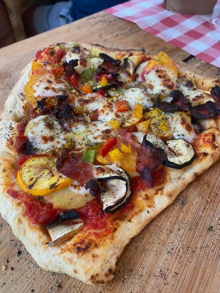 Zelfgemaakte vegetarische pizza met gegrilde groenten