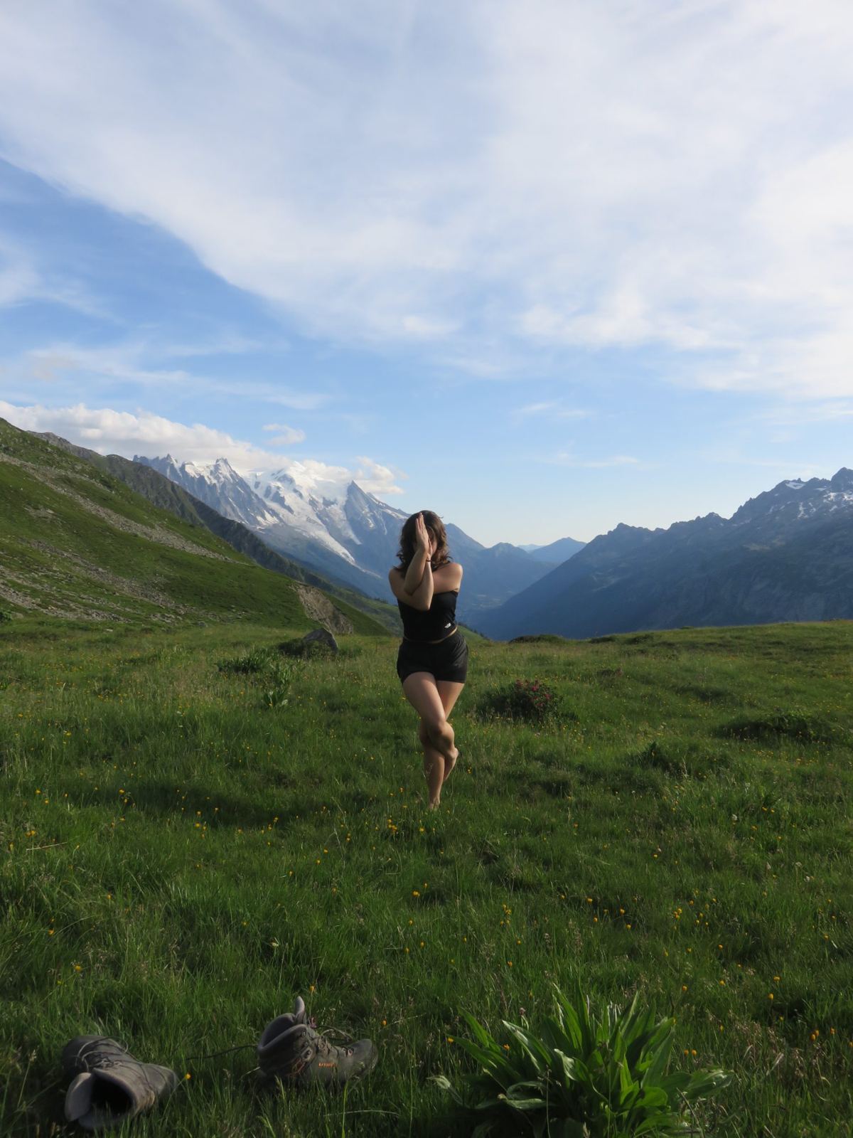 Pauline in boomhouding op een alpenweide